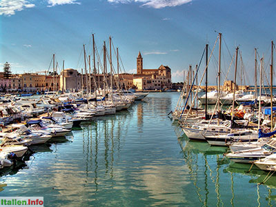 Hafen von Trani mit Kathedrale