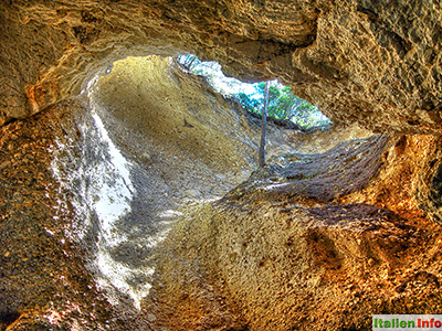 Vieste: Gargano - Höhle in der Steilküste