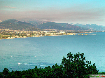 Apuanische Küste mit Hafen von Carrara